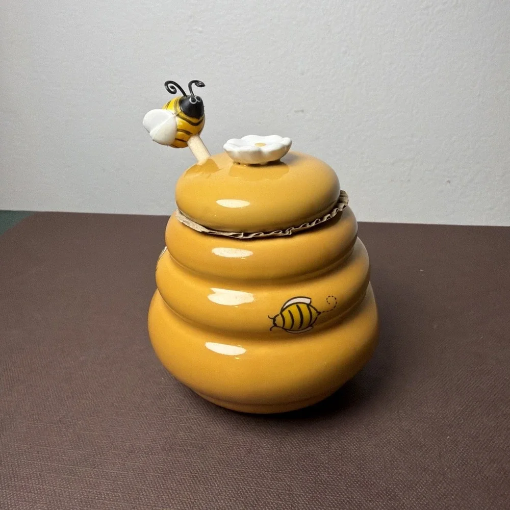 NWOT Yellow Ceramic Beehive Honey Pot Jar w/ Lid & Wooden Bumble Bee Honey Comb